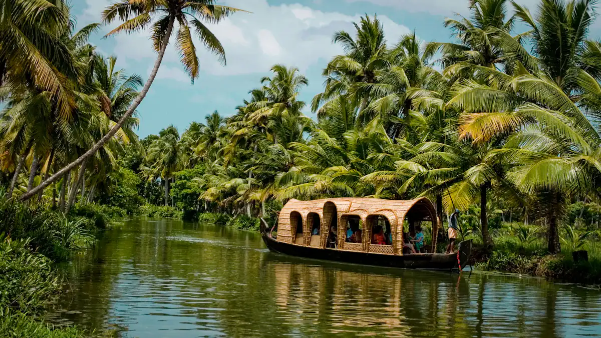 Alleppey Houseboat Drifting
